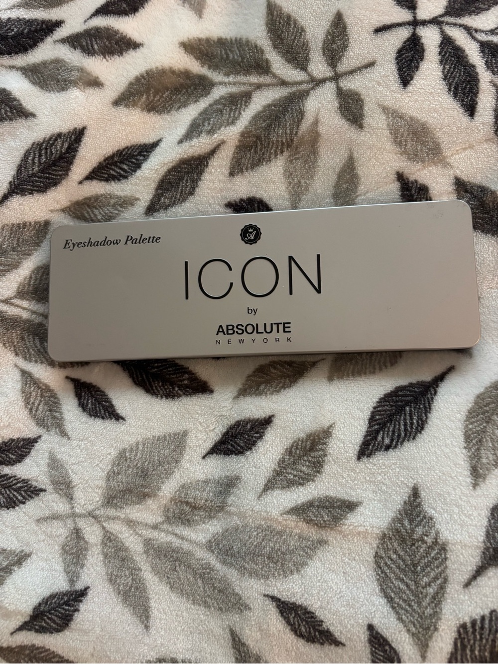 Icon by Absolute New York Eyeshadow Palette Net Wt. 0.47 oz / 13.2 g
